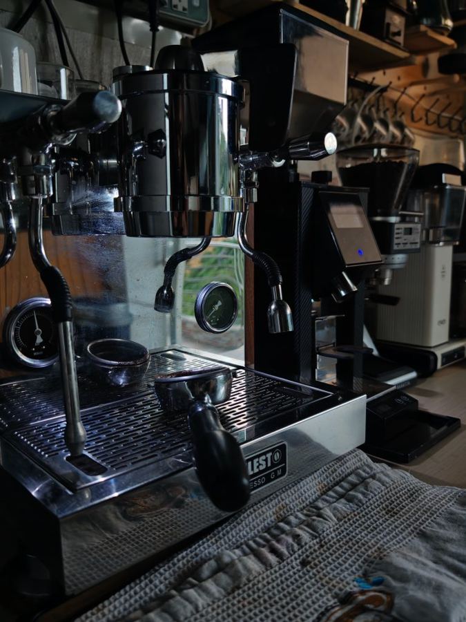 Máquina de espresso profissional no balcão da cafeteria