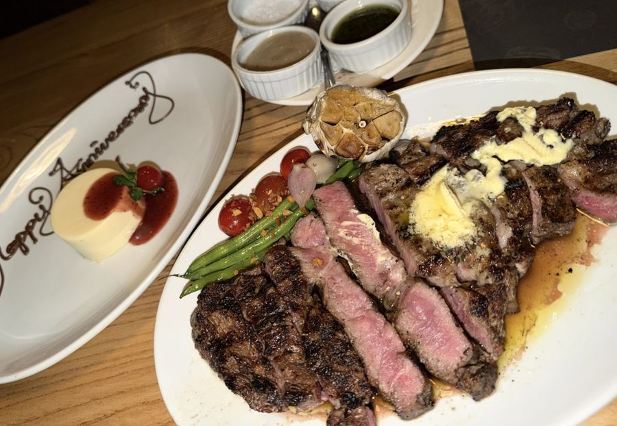 Bistecca fatiada ao ponto com manteiga de ervas e legumes
