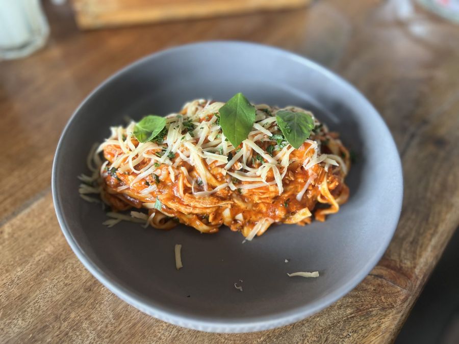 Spaghetti à bolonhesa em prato cinza
