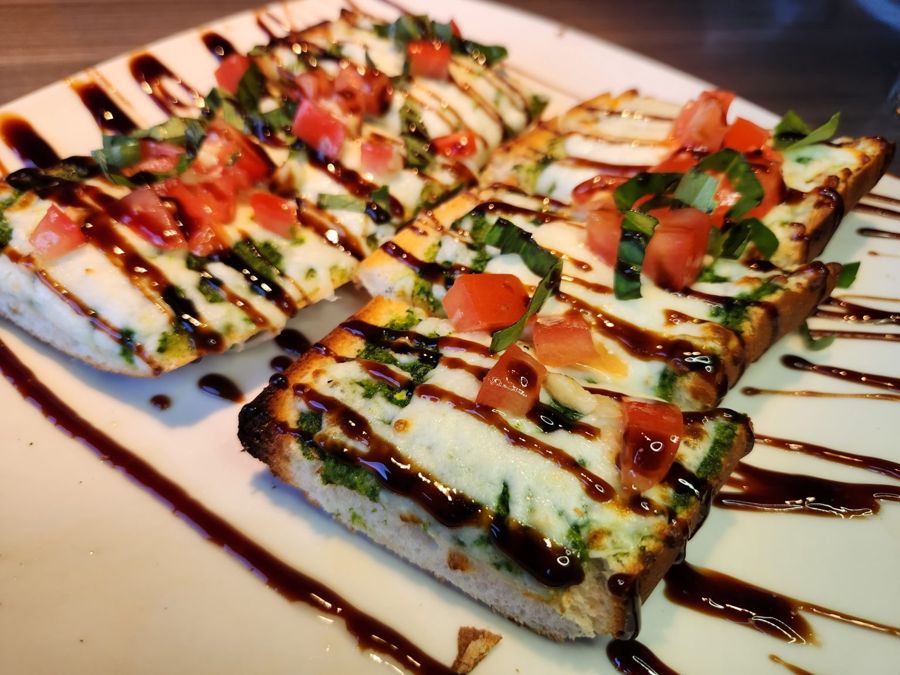 Bruschettas com tomate, manjericão e redução de balsâmico