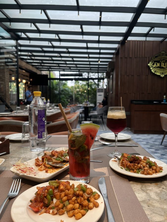Mesa posta com pratos para compartilhar e drinks