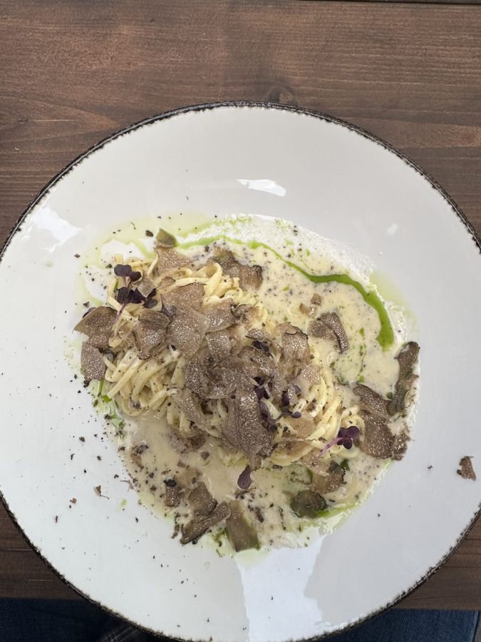 Tagliolini com trufa negra ralada em prato branco